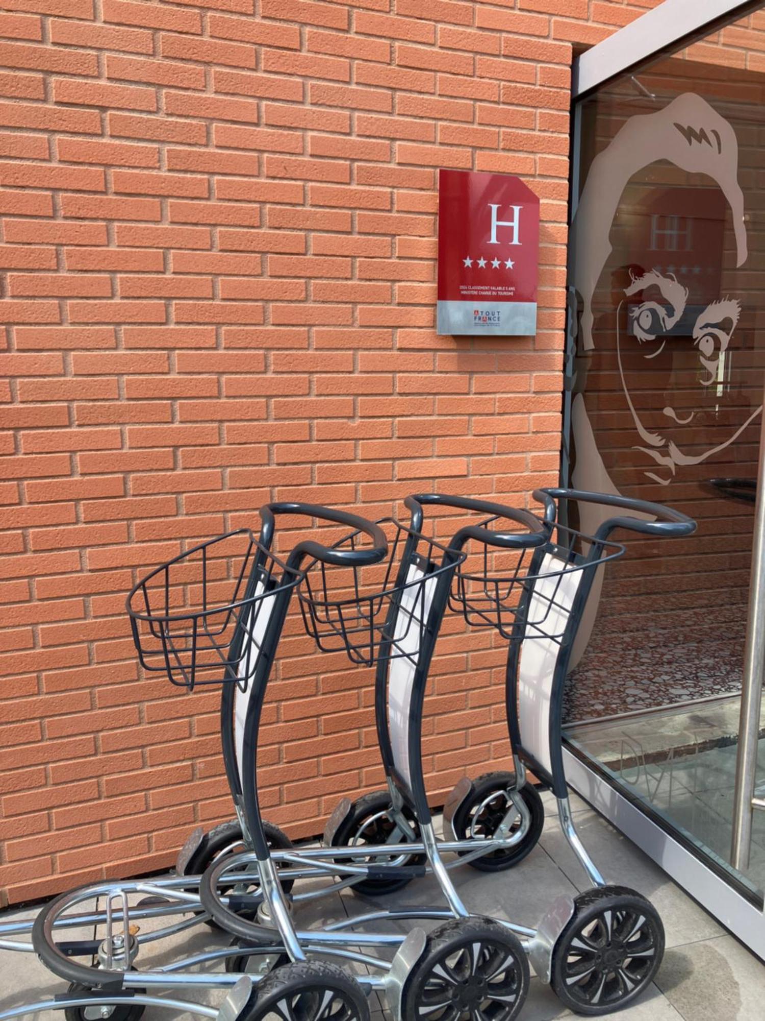Dali Hotel Montauban Buitenkant foto