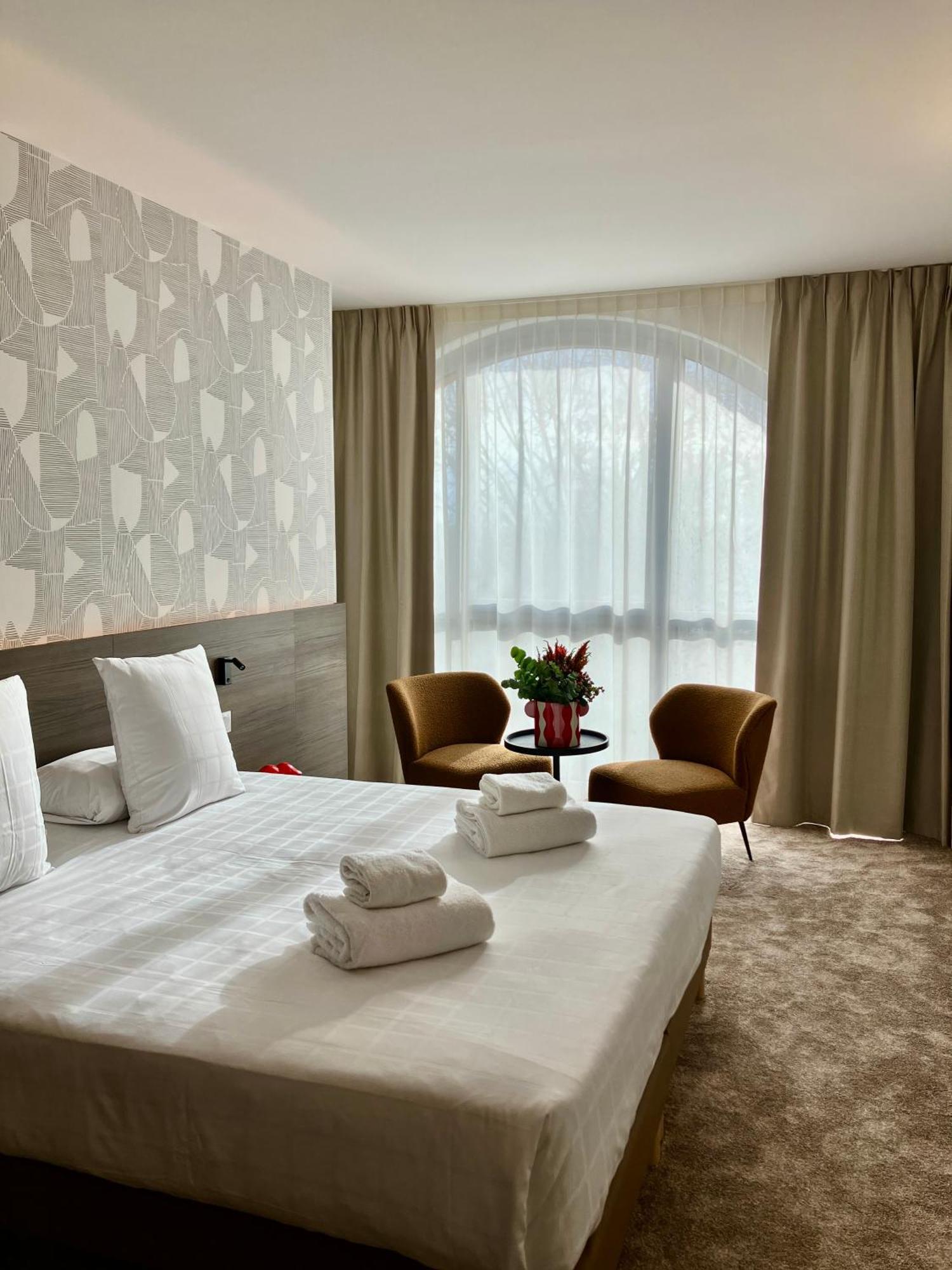 Dali Hotel Montauban Buitenkant foto